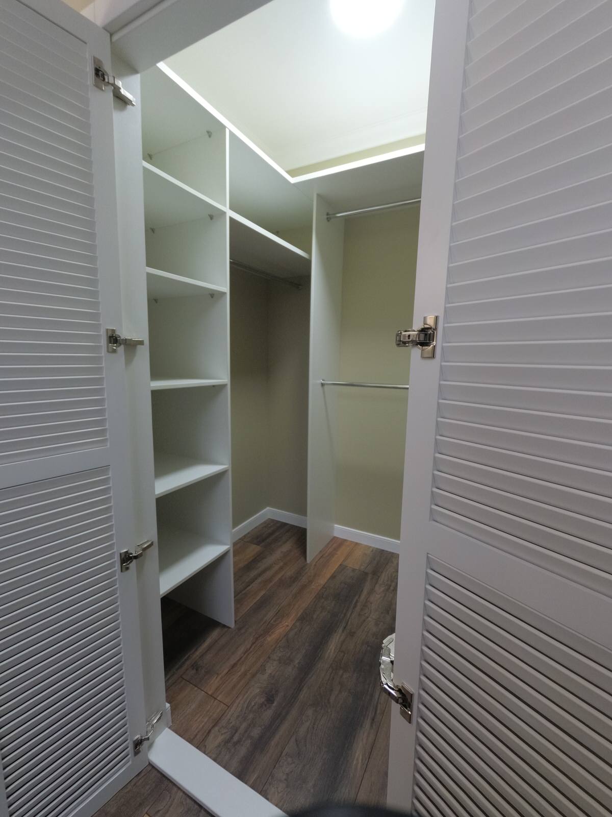 Двери-жалюзи в гардеробной