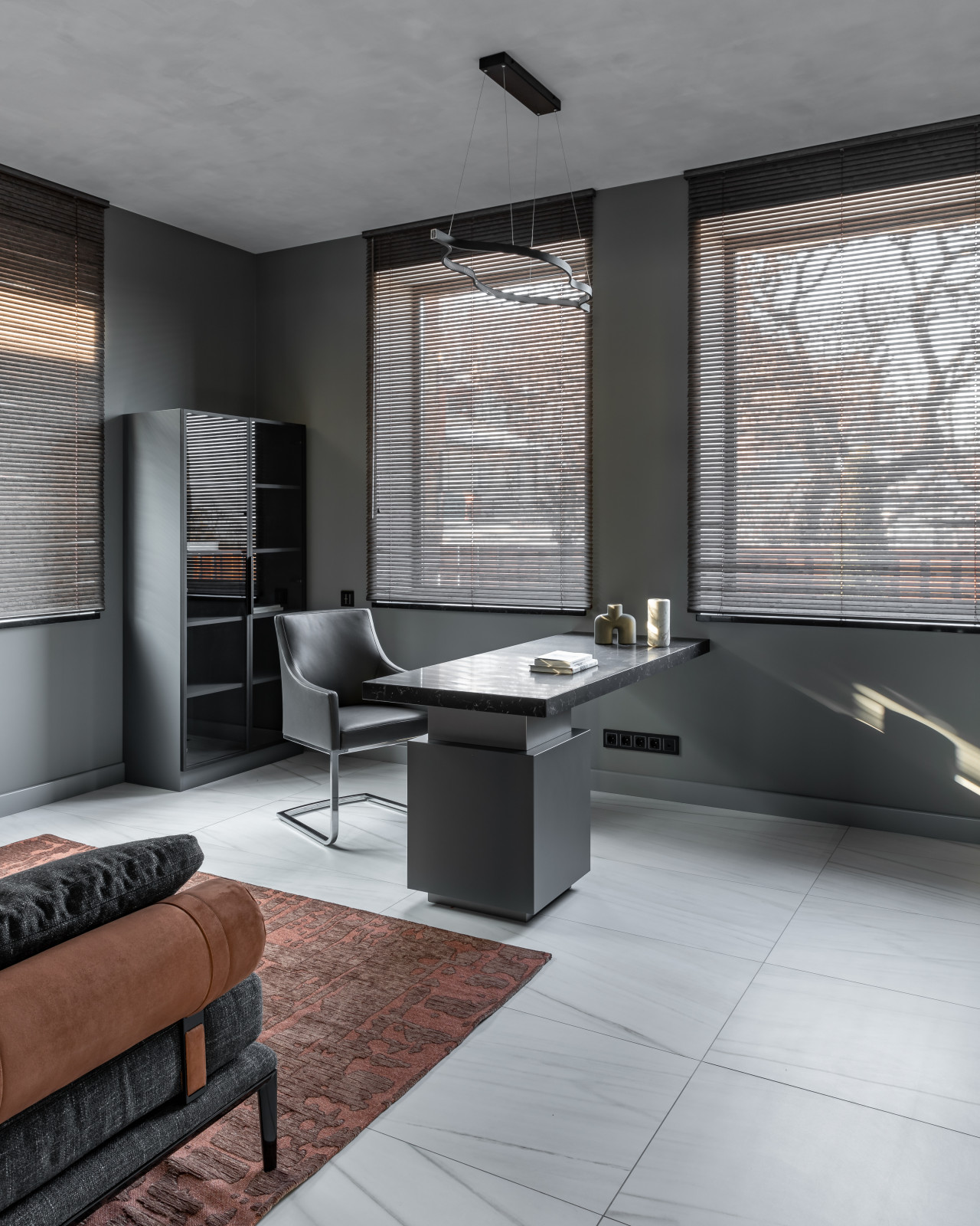 Камень внизу, дерево вверху.