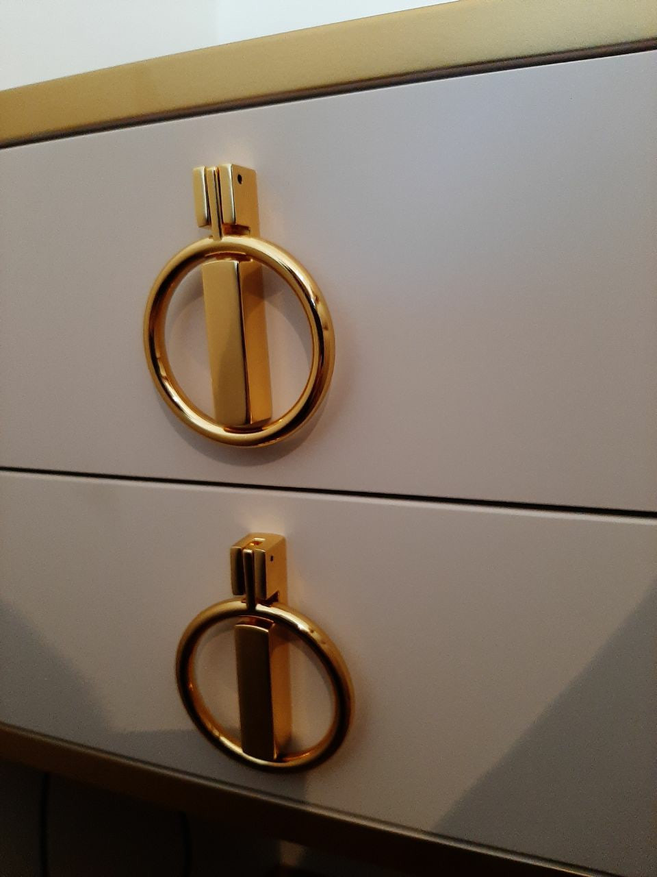 Тумбочки с золотой каемочкой