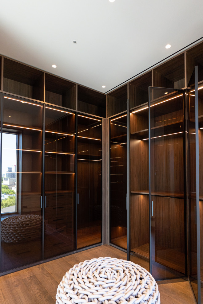 Гардеробная комната с распашными стеклянными RPE фасадами