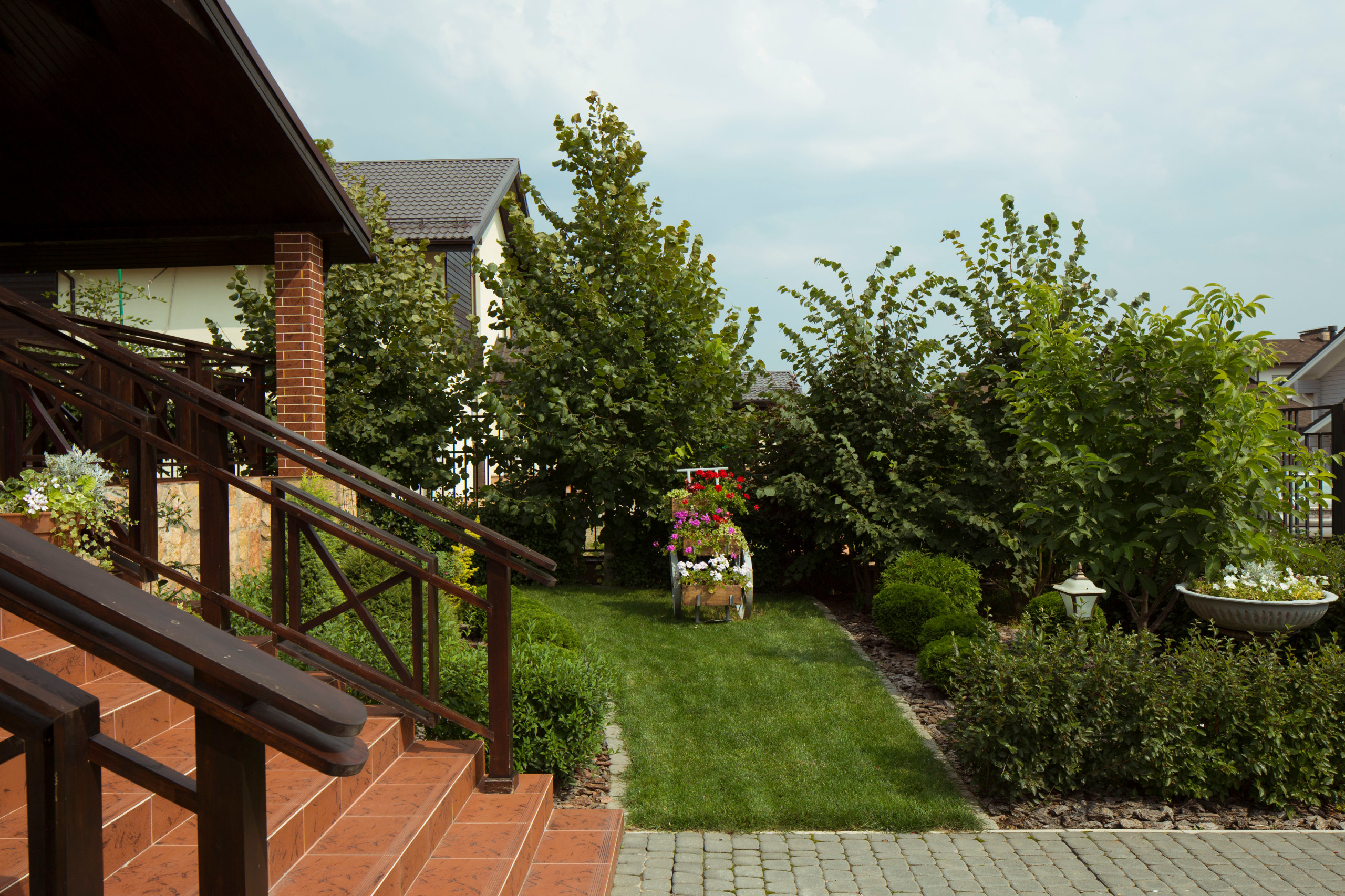 В гостях: Участок с фамильными дубами и баней в срубе