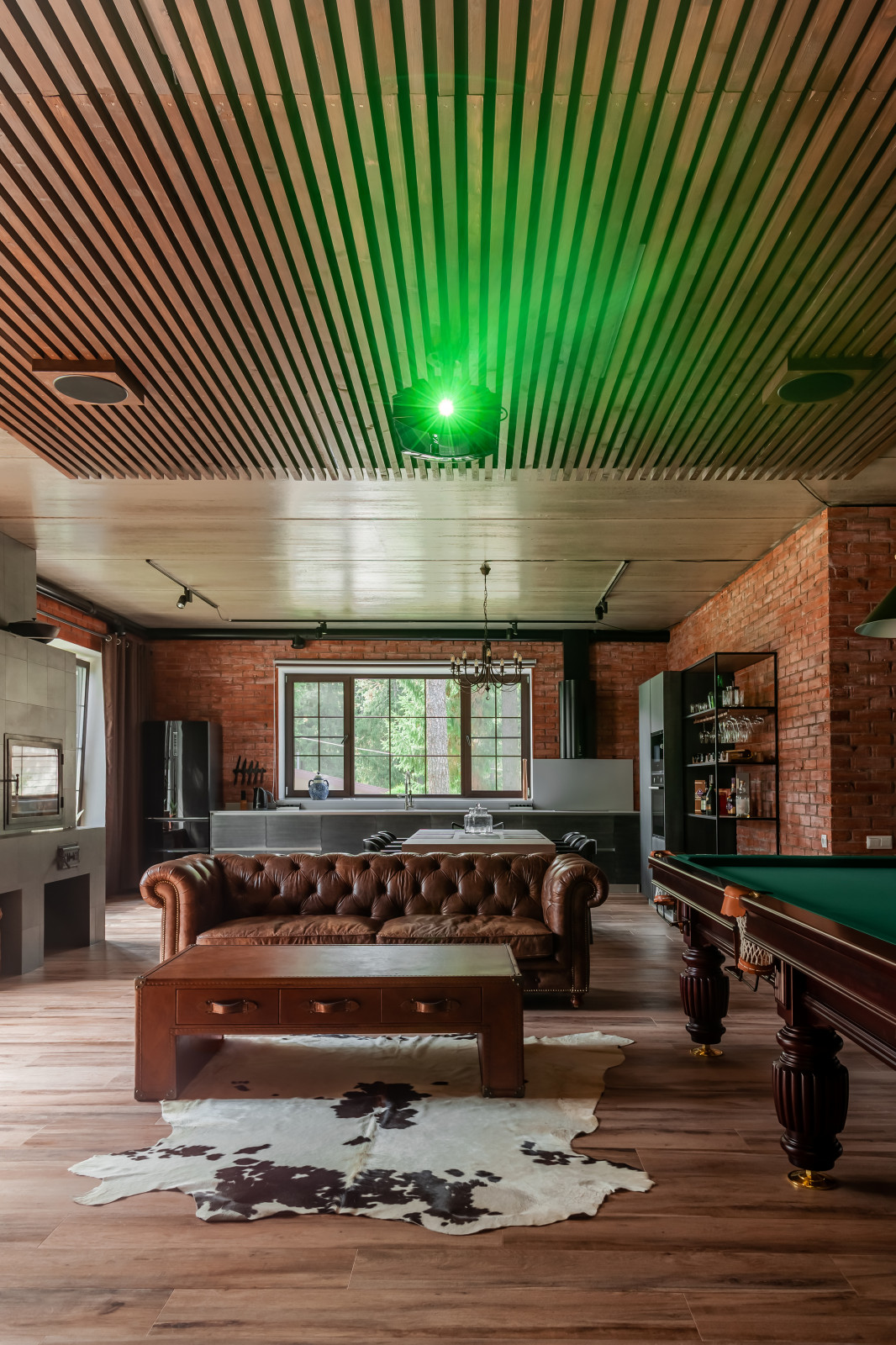 Гостевой домик с домашним кинотеатром в стиле лофт.