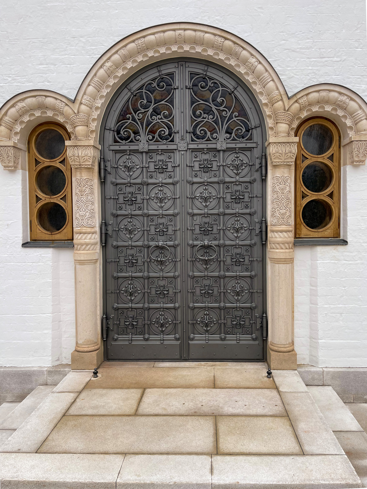 Обложка проекта: Кованые двери в Храм с витражными окнами.