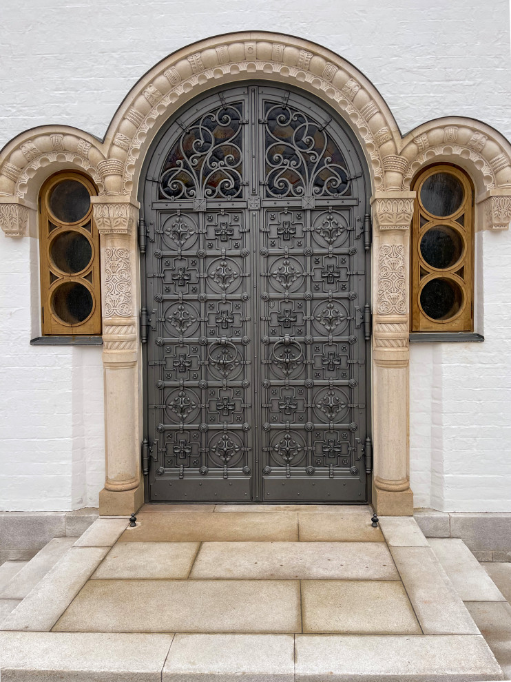 Обложка проекта: Кованые двери в Храм с витражными окнами.