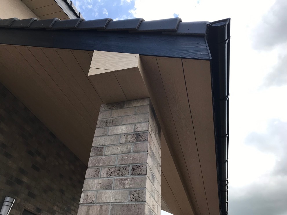 Подшивка свесов фиброцементным сайдингом Cedral.