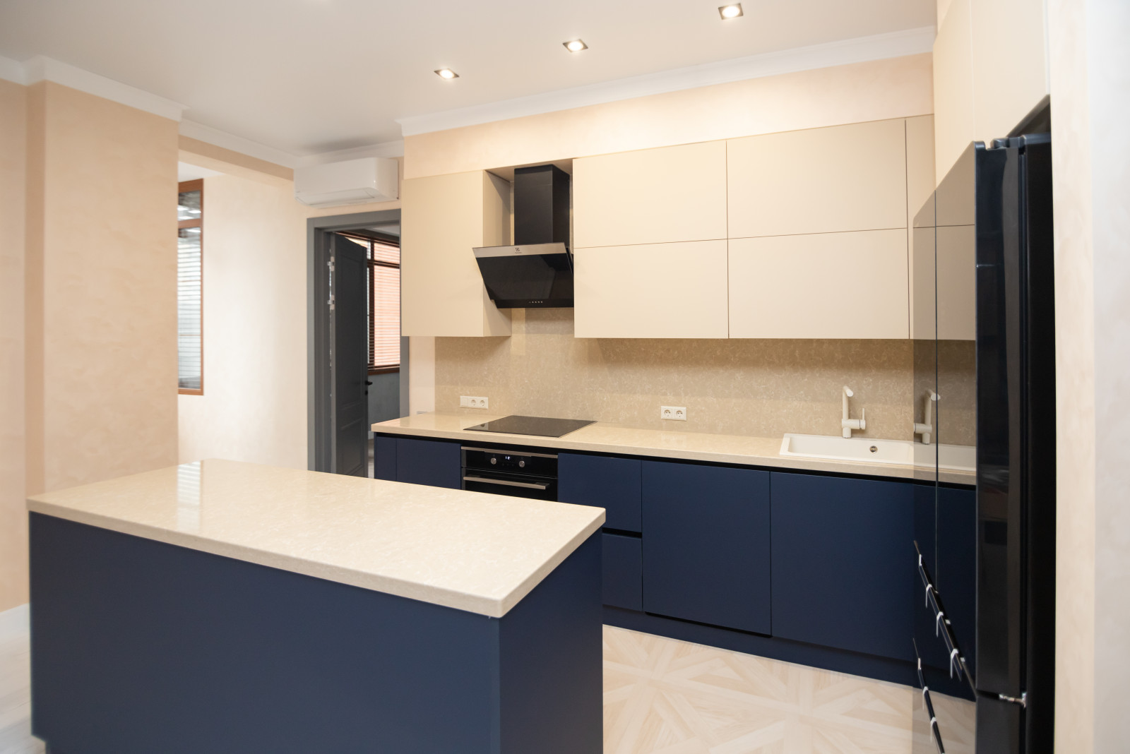 Бело-синяя кухня в современном стиле