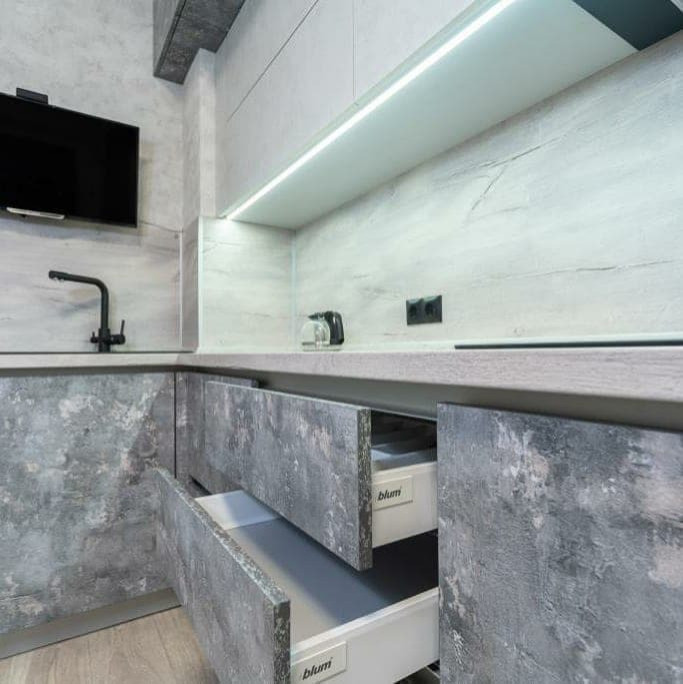 Широкая серо-белая угловая кухня в стиле лофт