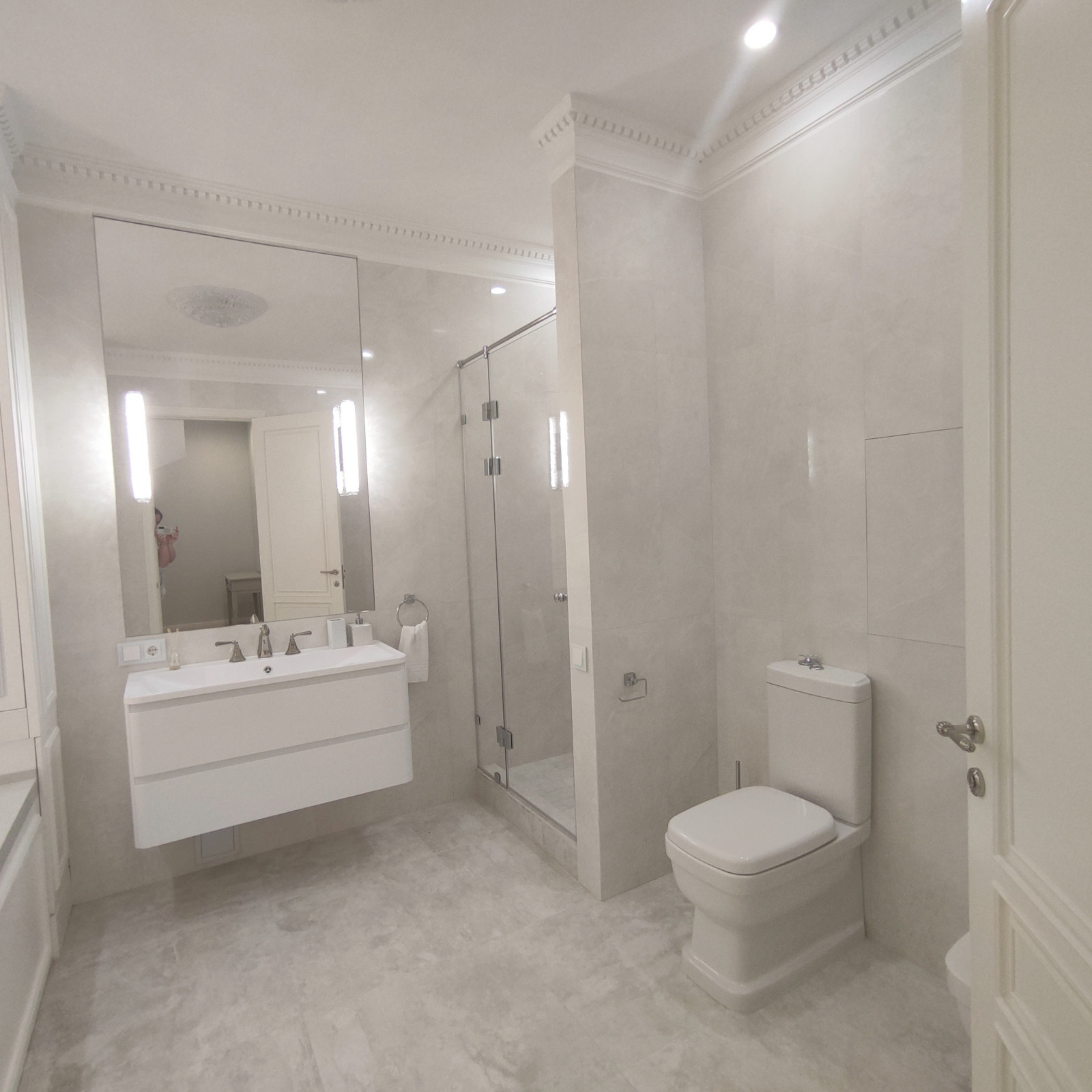 Двухуровневая светлая квартира в неоклассическом стиле