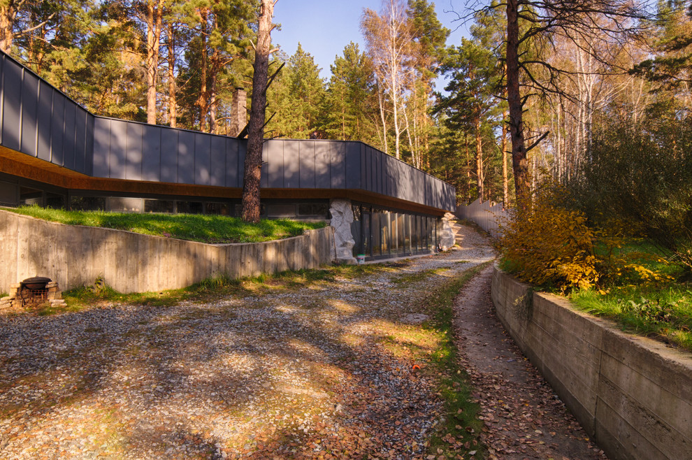 дом встроен в холм