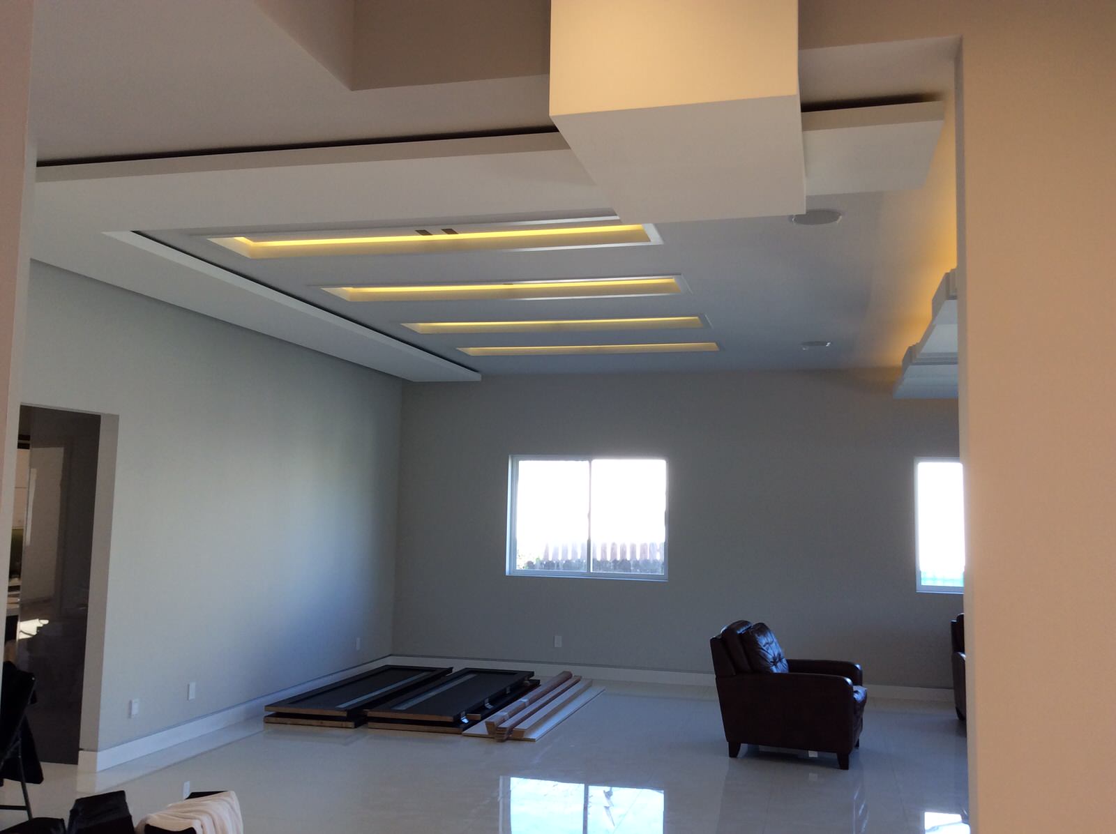 Студио Сити - Лос Анджелес. Дом и дизайн потолков в средиземноморском стиле.