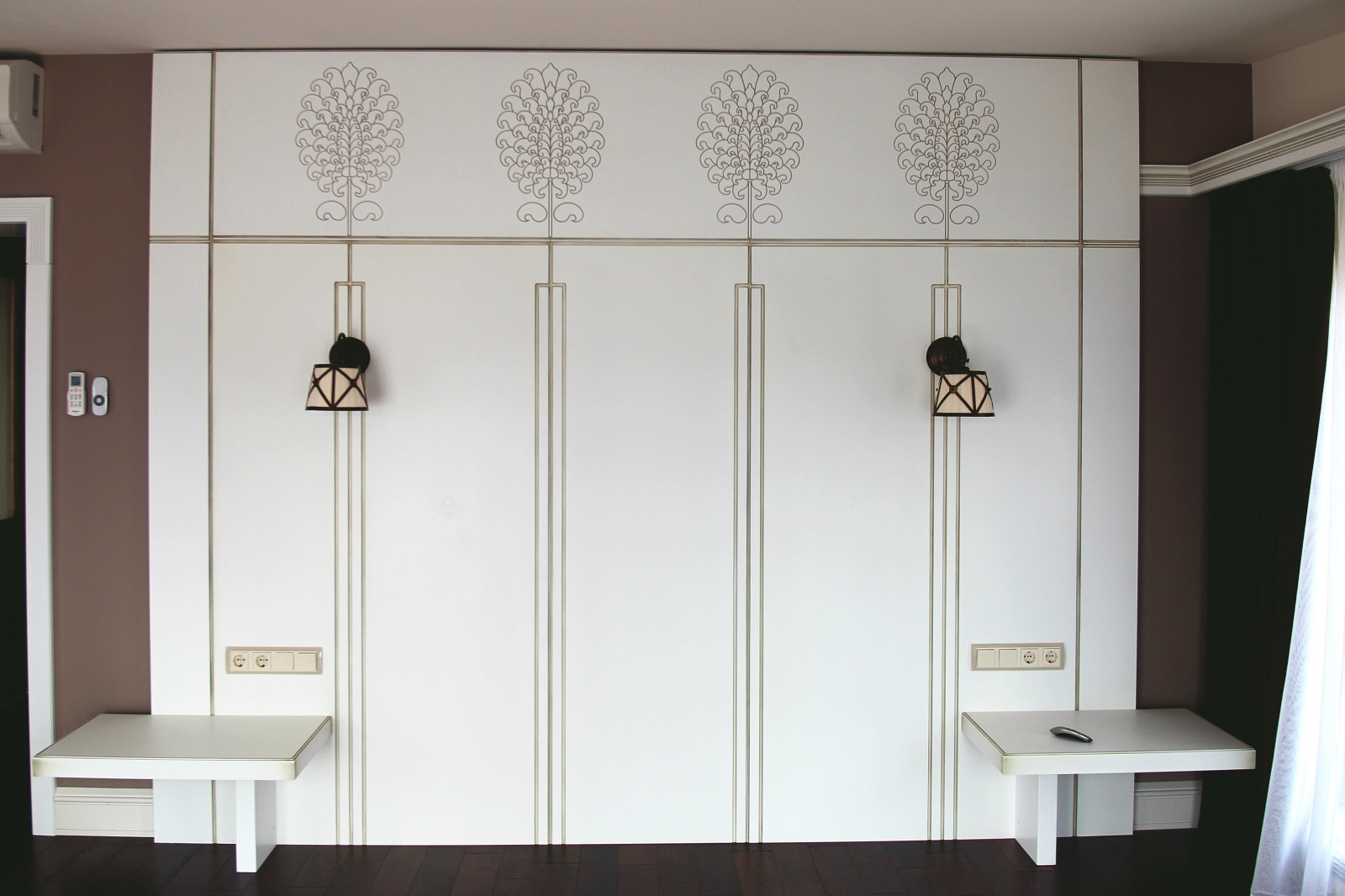 Загородная усадьба у озера.