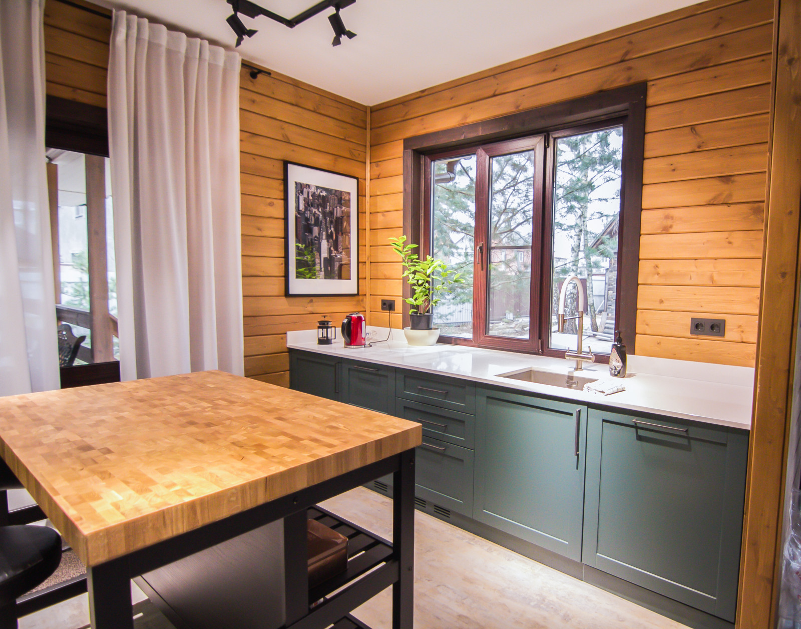 Темно-зеленая кухня в Подмосковье