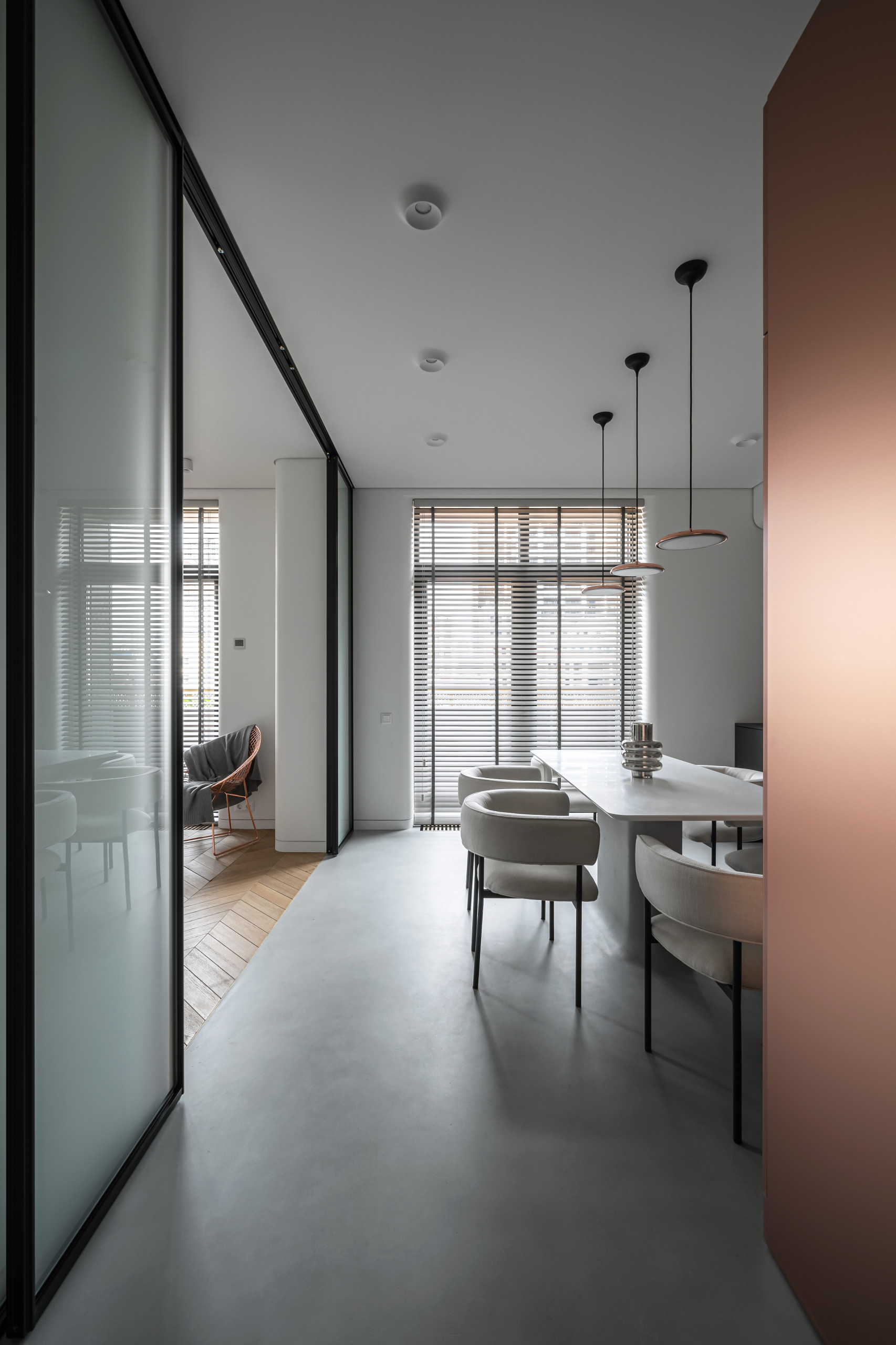 Houzz Украина: Квартира с изгибами и минимумом наполнения