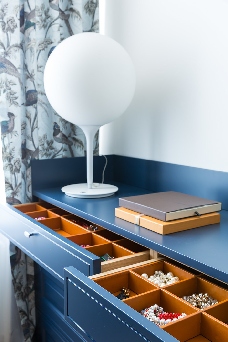 Белая кухня и гардеробная комната в глубоком синем цвете