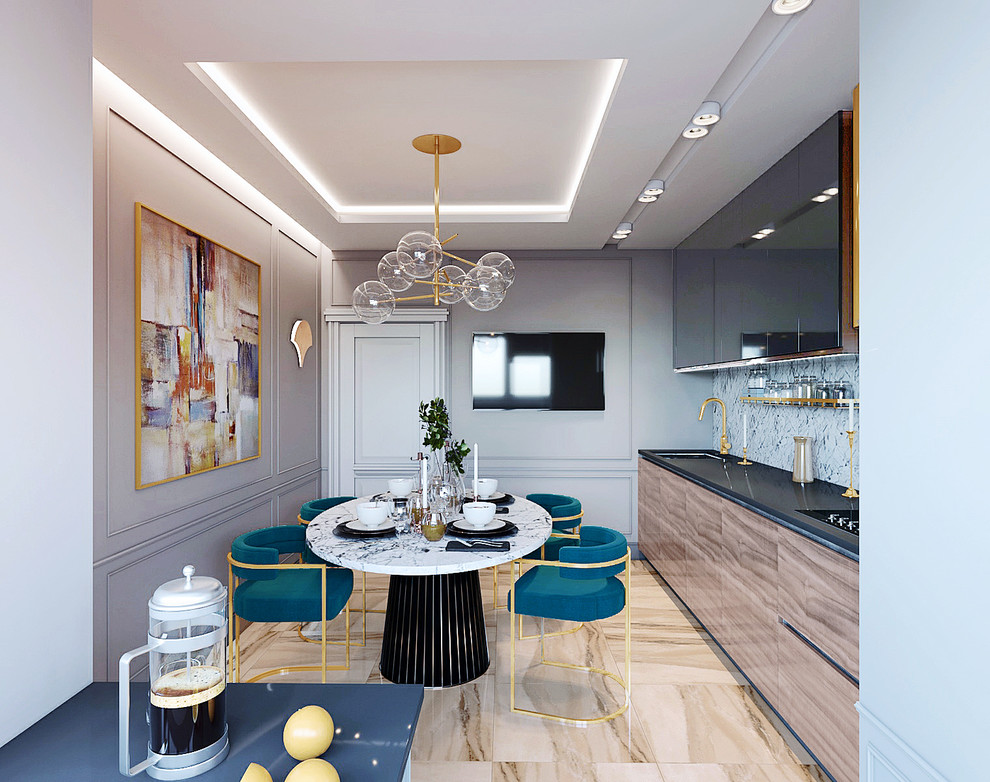 Глубокая зелень и жухлые розы