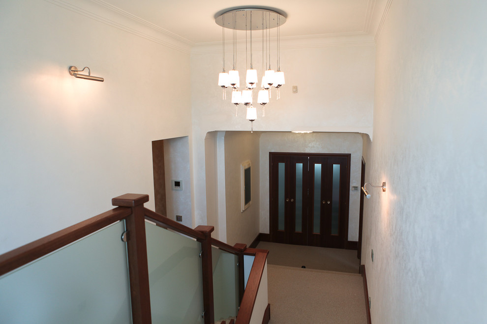 Коттедж: классический интерьер в бежевых оттенках