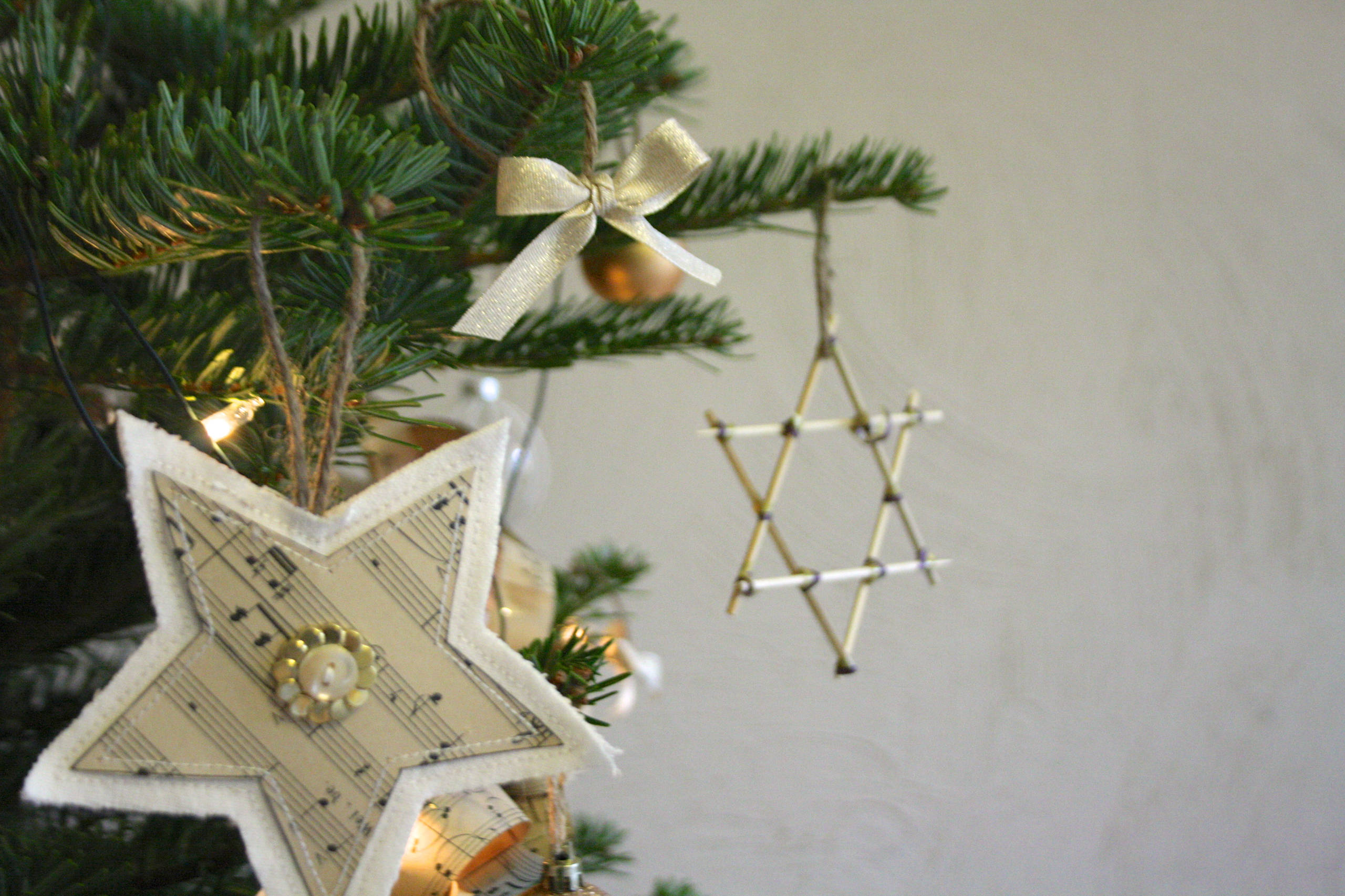 DIY: 4 способа сделать новогодние украшения из бумаги своими руками