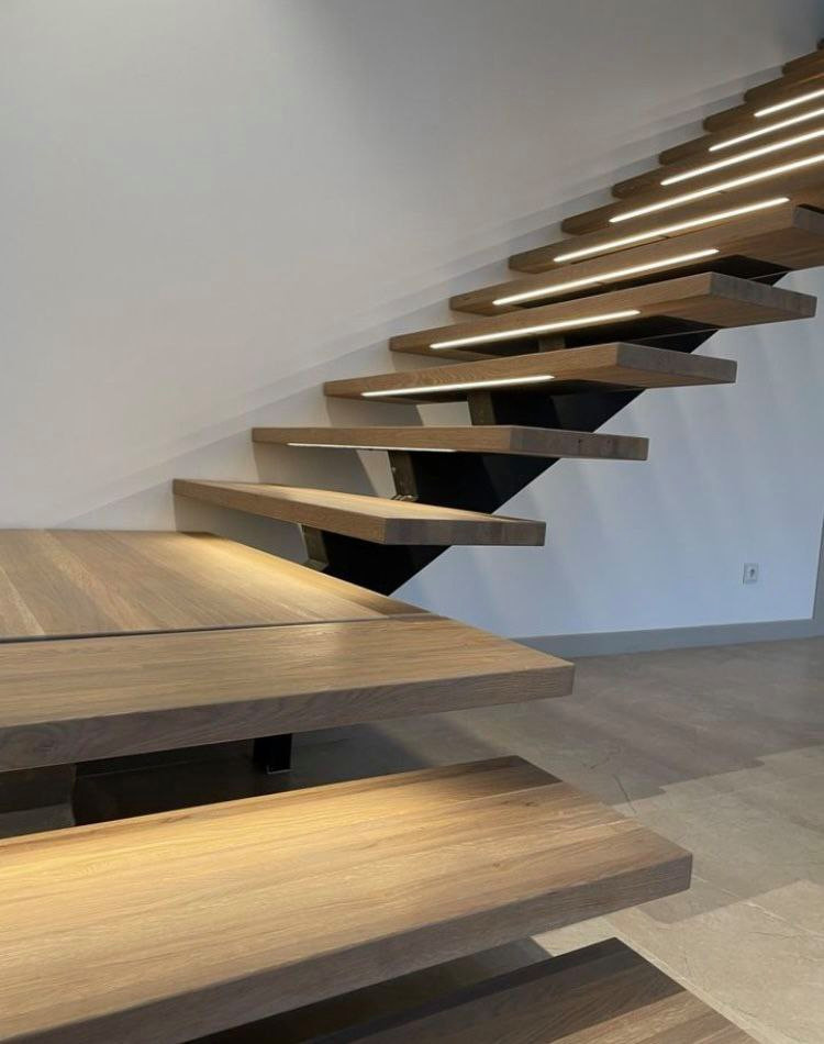 Лестница из массива с декоративной подсветкой