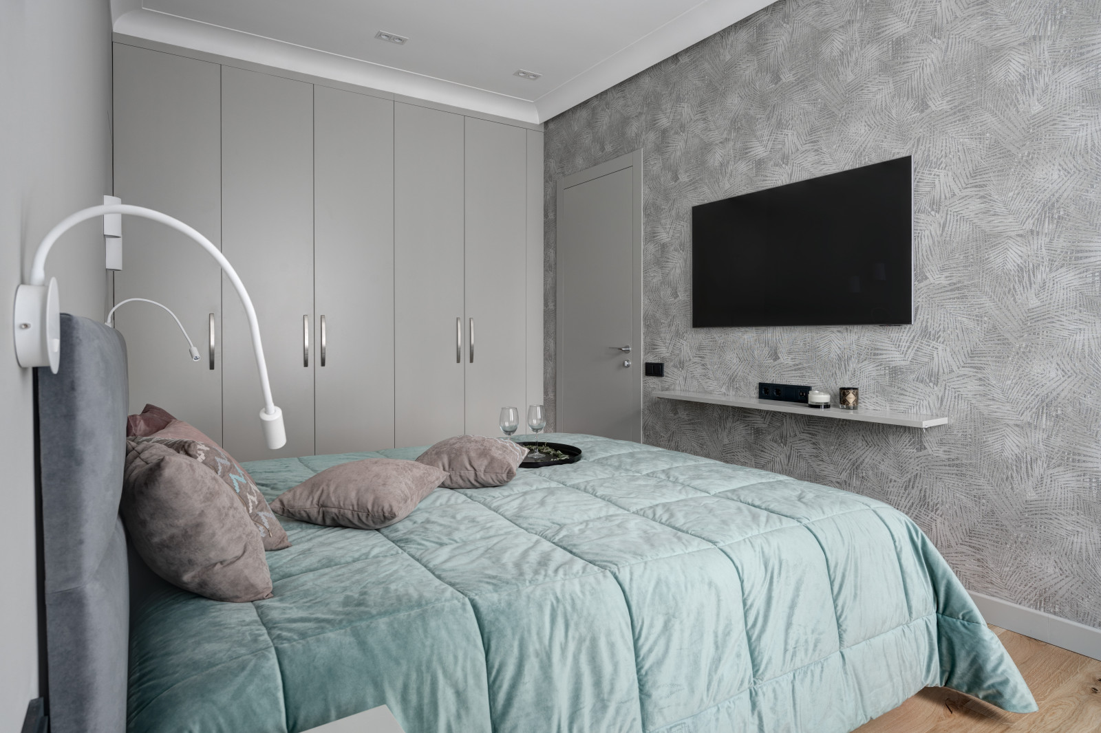 "Смокинг". Квартира на наб. Т. Шевченко