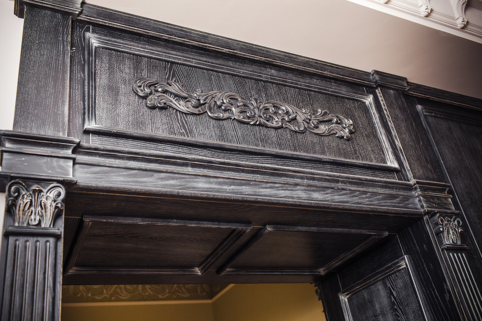 Обложка проекта: Двери и деревяные понели буазери для магазина