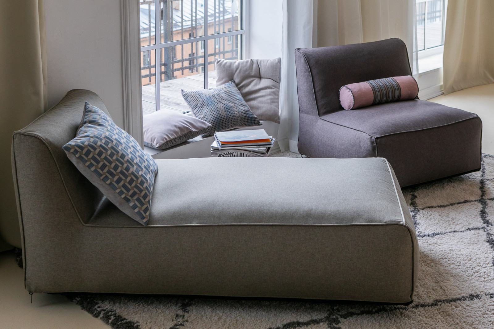 Современный лежак