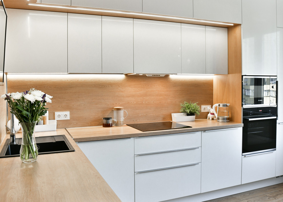 Белая глянцевая кухня с антресольнымверхом