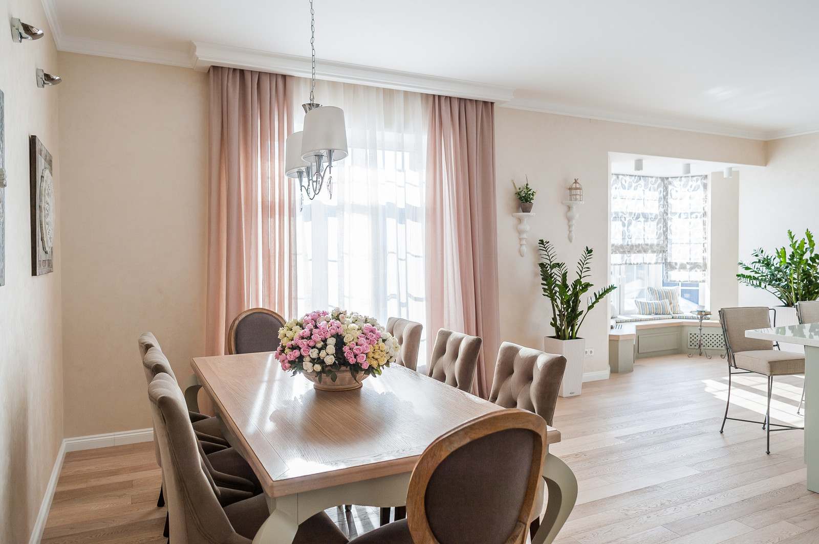 Загородный дом с розовой столовой