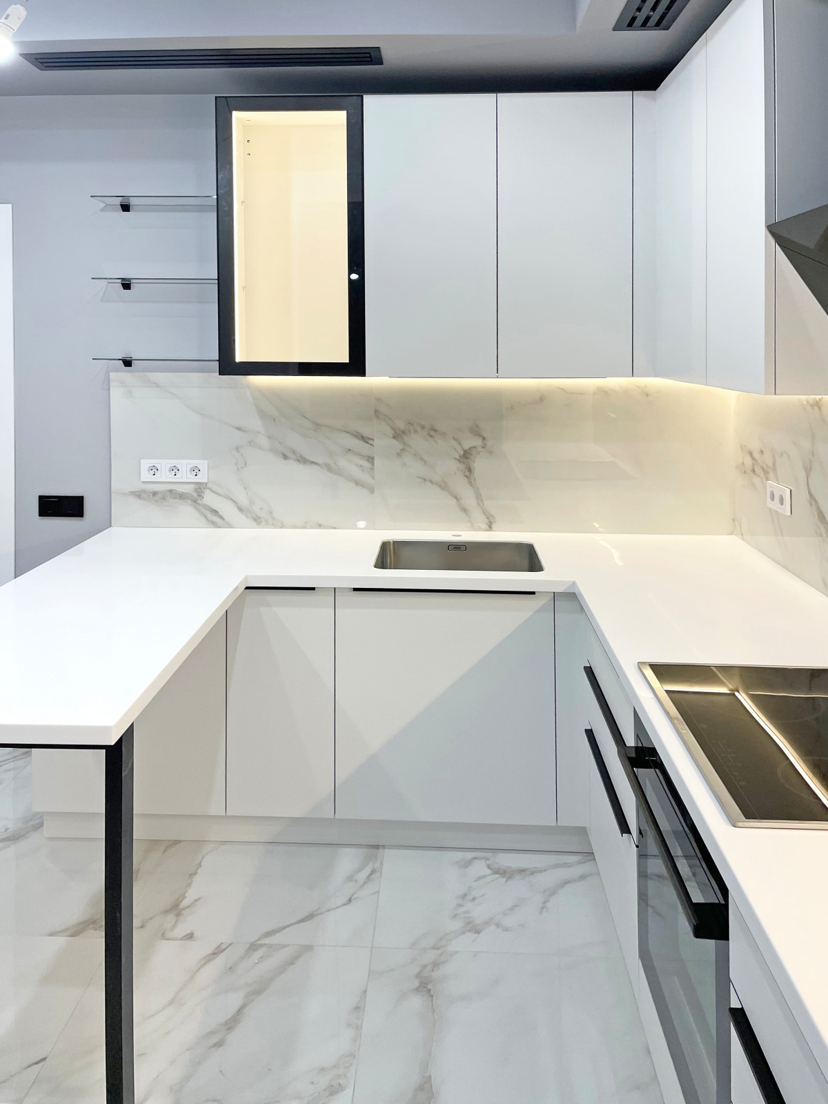 Стильная кухня с белыми фасадами Кристайл супер мат