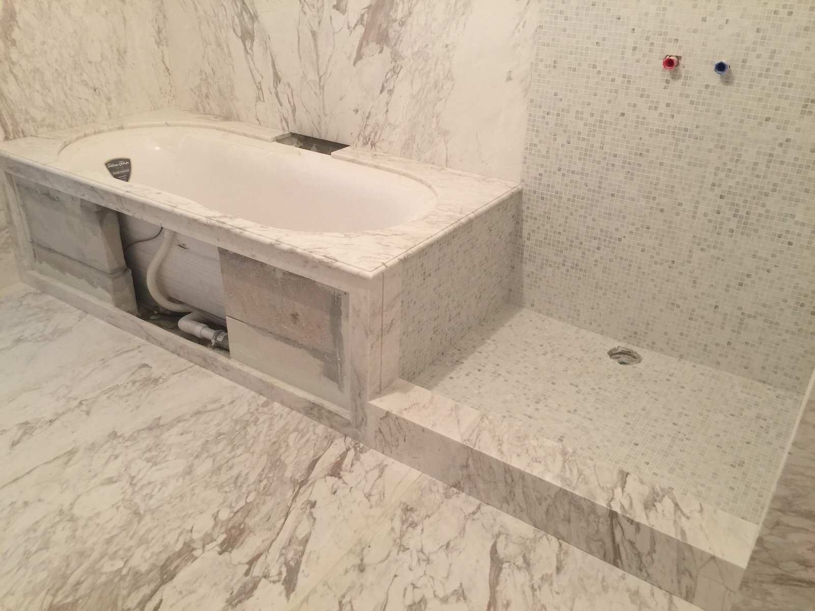 Отделка Ванной комнаты мрамором "Volokas" (Греция)