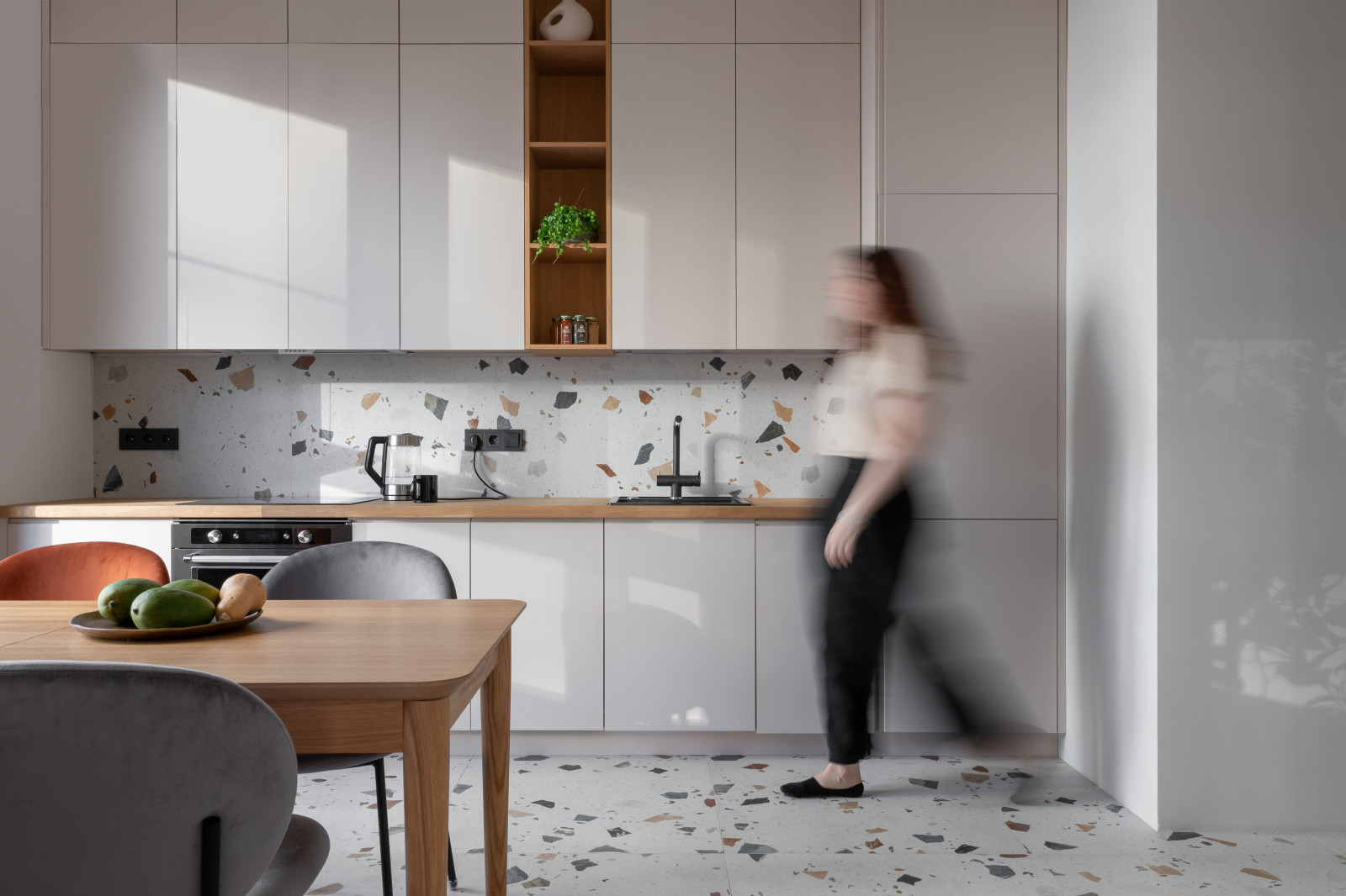 Двухкомнатная квартира с зеленой перегородкой в гостиной