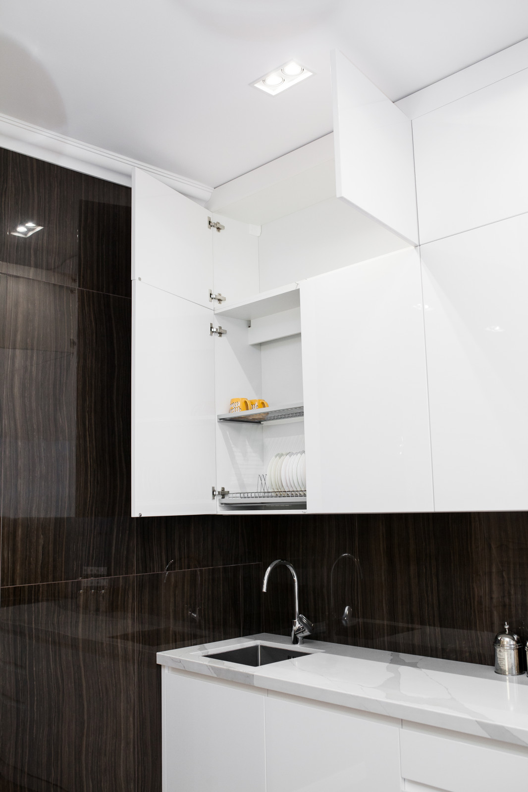 Светлая кухня в современном стиле