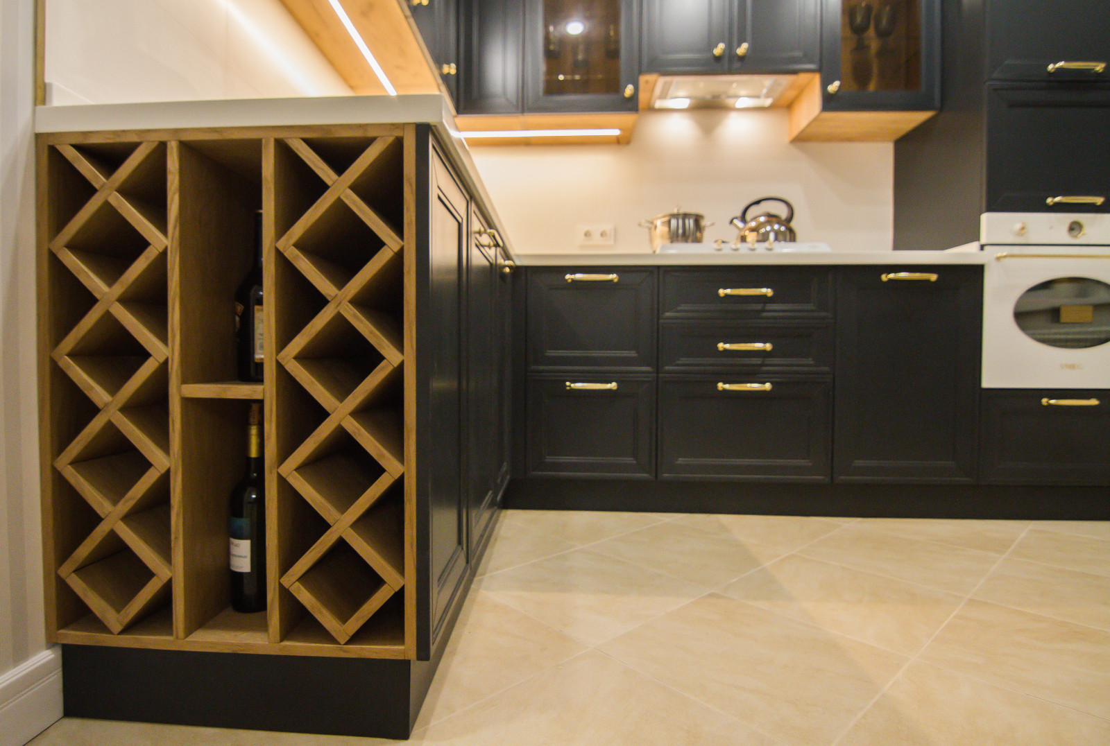 Черная кухня в стиле неоклассика