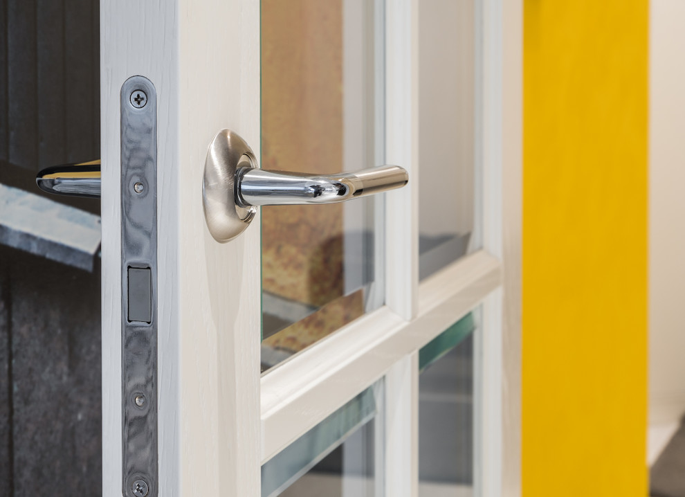 Яркая квартира с белыми дверями