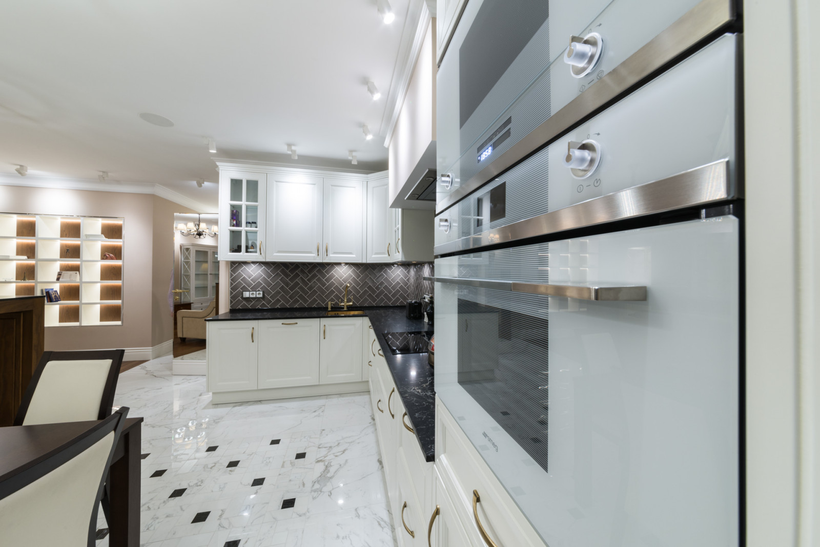 Светлая кухня