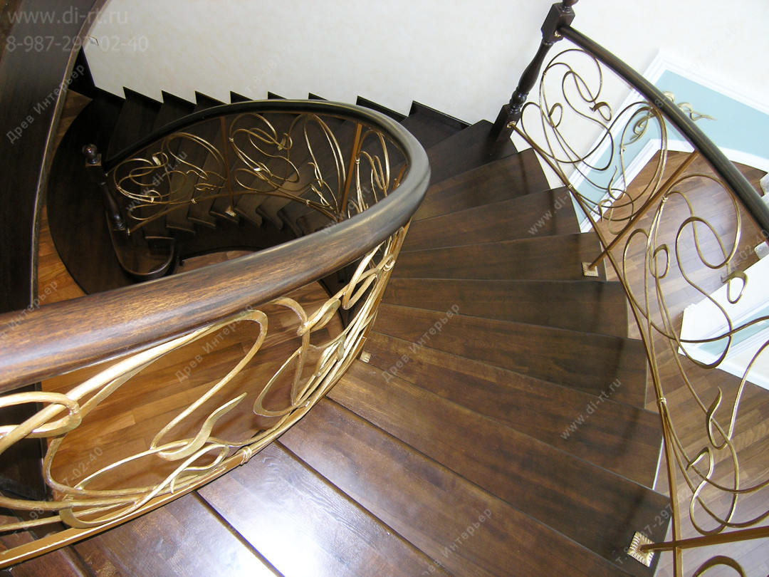 Лестница с кованным ограждением