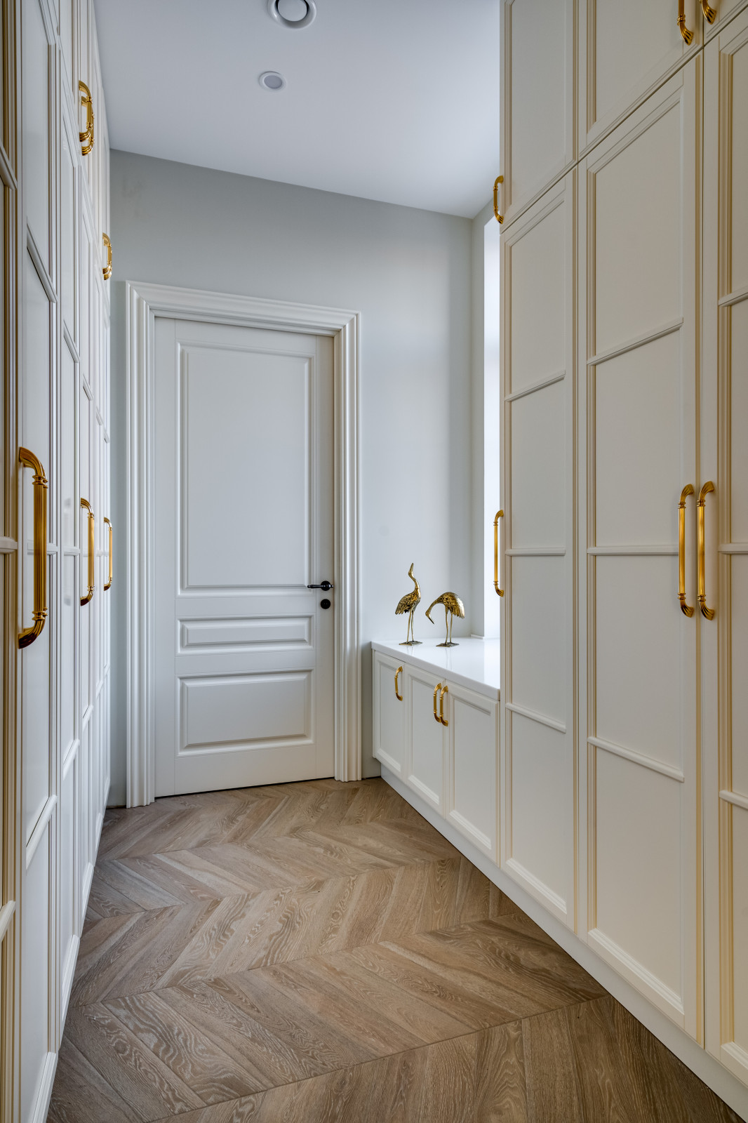 Просторная гостинная с функциональной мебелью