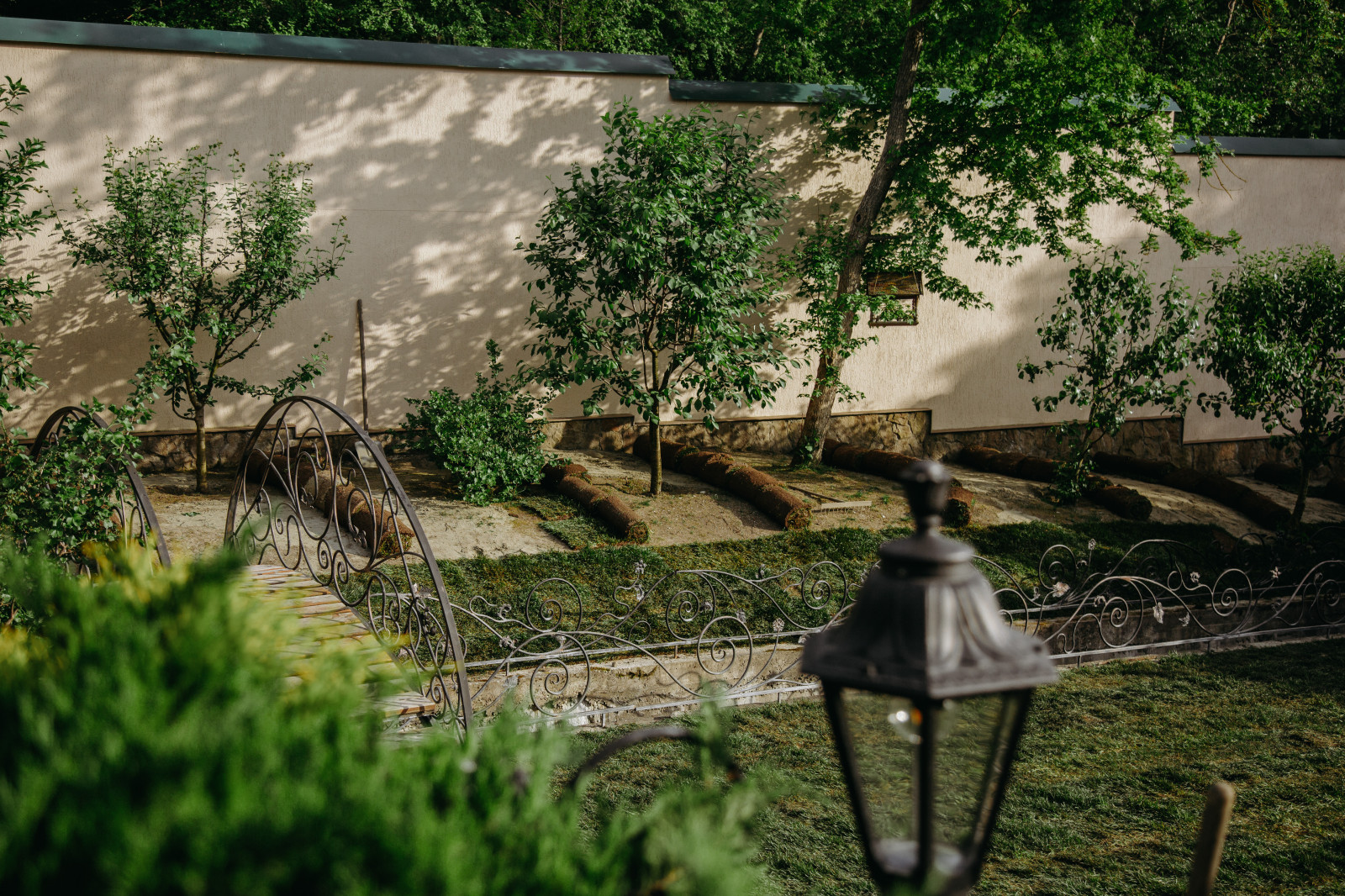 Обложка проекта: Монтаж системы автоматического полива и укладка рулонного газона в Новороссийске