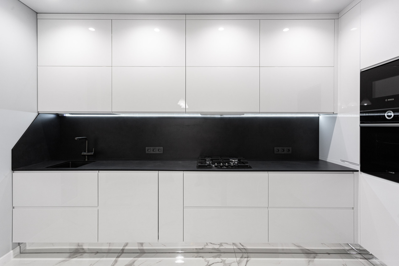 Черно-белая современная кухня