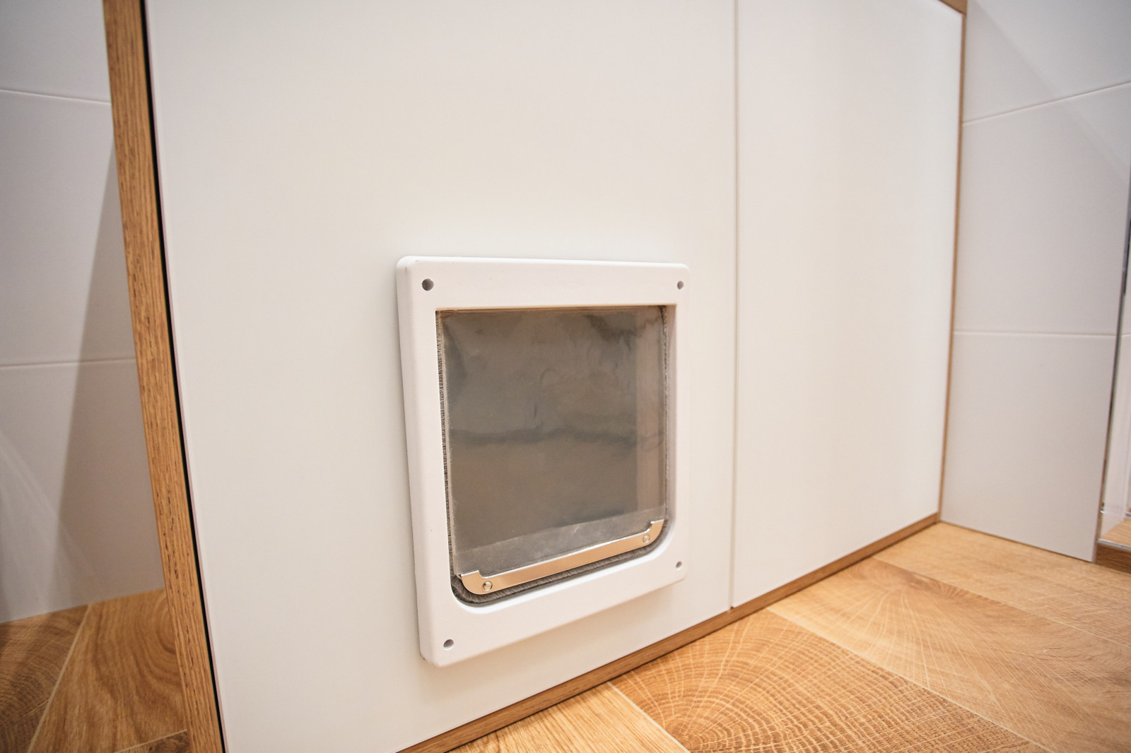 Тумба от raumplus с окошком для кота, где находится его туалет