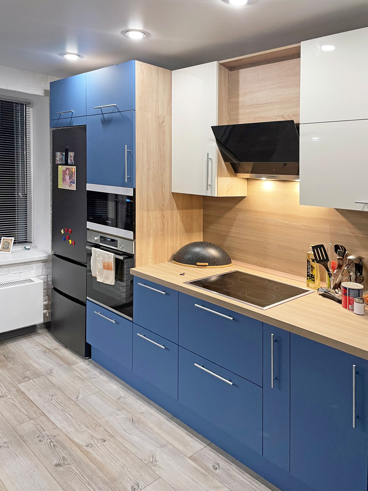 Кухня с синими фасадами