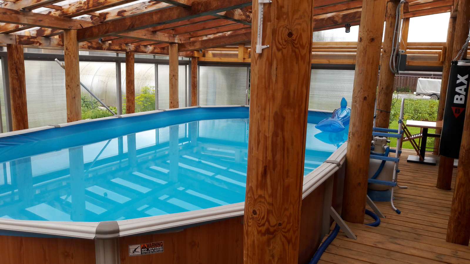 Деревянный дом с фасадом из металического сайдинга, баня с бассейном.