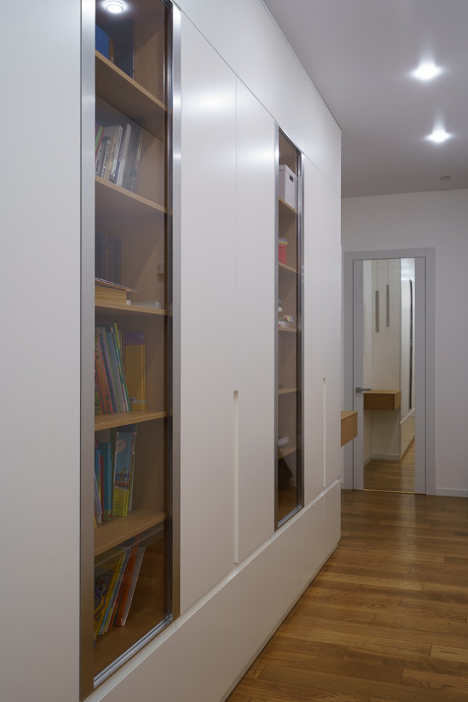 Длинный шкаф для длинного коридора