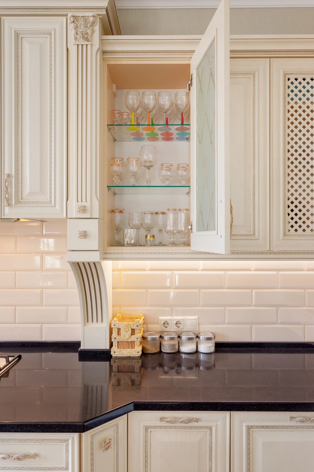 Кухня с порталом в частный дом г. Краснодар и массива ясеня