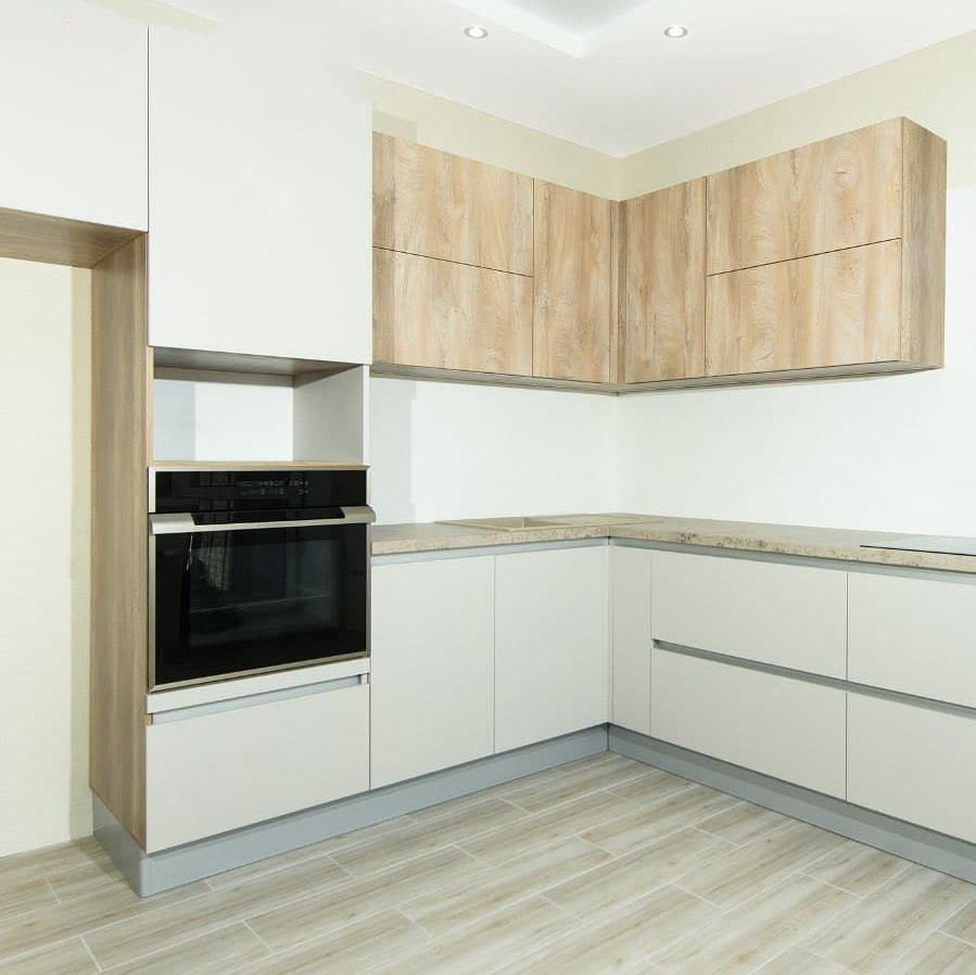 Светлая угловая кухня в теплых оттенках