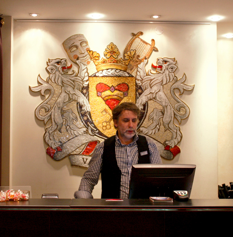 Мозаичный герб в отеле Sokos