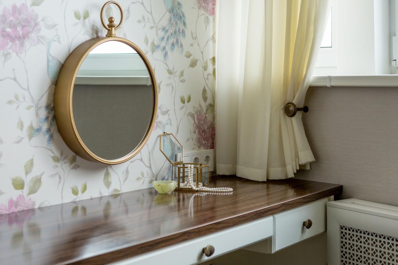 Белое, черное и яркие тона - реализованный проект квартиры в Москве.