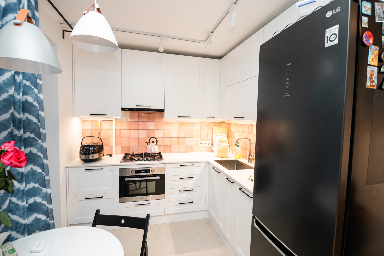 Белая небольшая кухня в стиле неоклассика