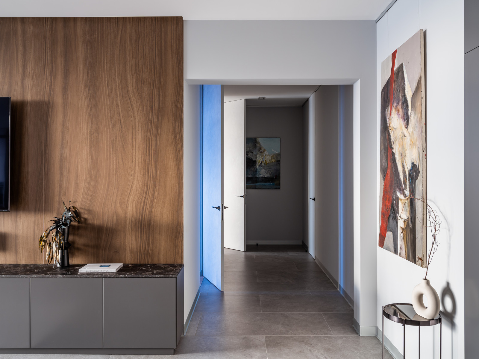 Фото реализованного проекта в современном стиле с яркими акцентами