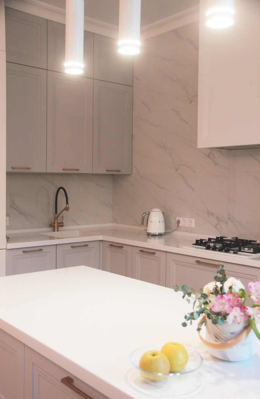 Угловая кухня с островом