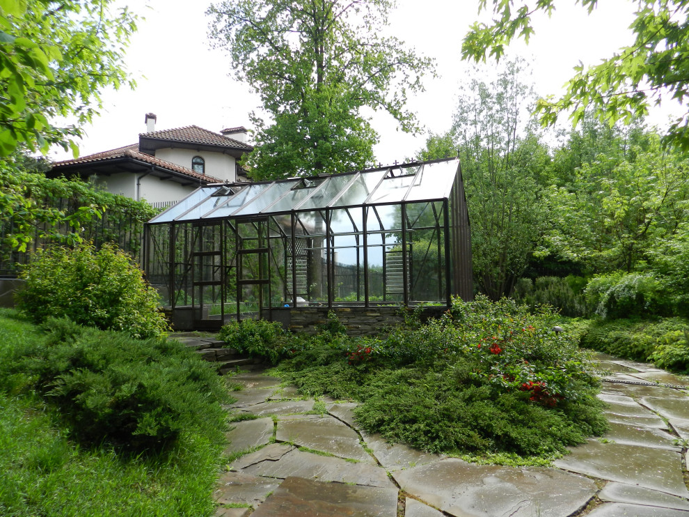 Дом на крутом склоне